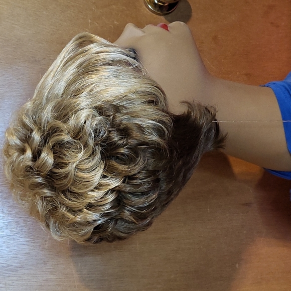 Short Wig With Curls - Picture 2 of 6